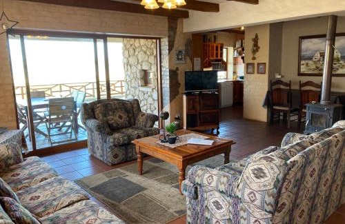 Witsand House | Oceanfront Kite View 2 Holiday Home with Hot Tub & Breakfast
