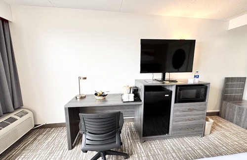 Cedar Rapids - Iowa City Hotel | Discover Kiteville Cedar Rapids: Family-Friendly Retreat