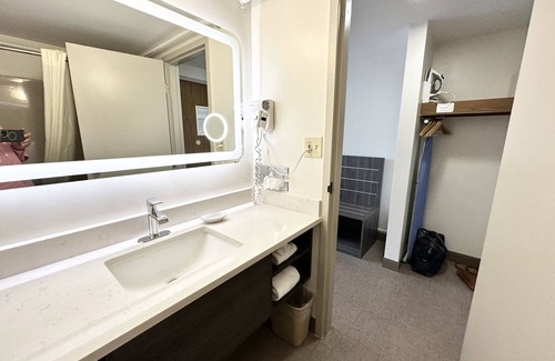 Cedar Rapids - Iowa City Hotel | Discover Kiteville Cedar Rapids: Family-Friendly Retreat
