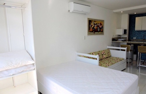Pitangueiras Apartment | Cozy Kitnet with Air Conditioning and Ocean View in Guaruja