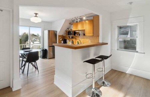 Kitsilano House | Cozy Kitsilano Retreat: Family-Friendly with Kitchen Access