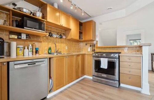 Kitsilano House | Cozy Kitsilano Retreat: Family-Friendly with Kitchen Access