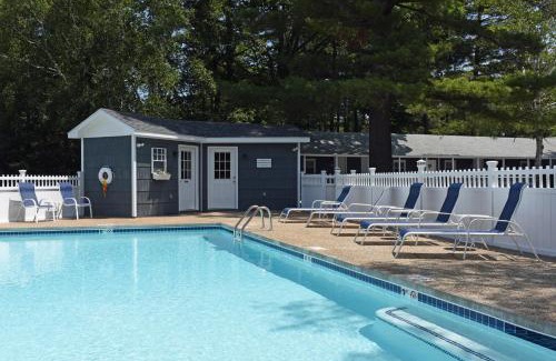 Kittery Hotel | Discover Kittery Inn & Suites: Poolside Family Escape