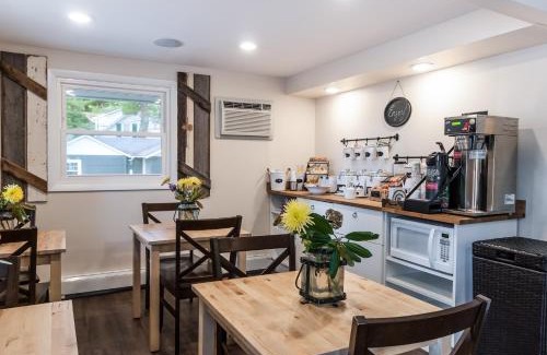 Kittery Hotel | Discover Kittery Inn & Suites: Poolside Family Escape