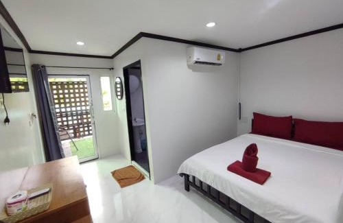 Ko Phi Phi Hotel | Cozy Kitty Guesthouse with Oceanfront Views for Families