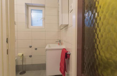 Gornji Karin Apartment | Discover Kiwi Apartments: Pet-Friendly Stay with Ocean View