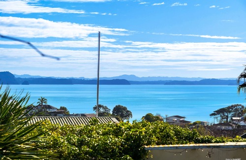 Stanmore Bay House | Kiwi Bach: Beachfront Escape with Ocean Views & Pet Friendly