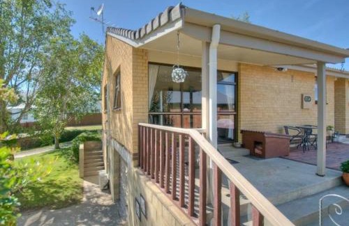Lowburn House | Family-Friendly Kiwi Holidays in Cromwell - 4-Star Retreat