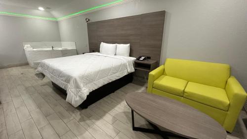 Houston Hotel | Discover Kiwi Inn By OYO: Family-Friendly with Hot Tub Access