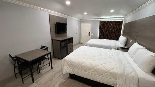 Houston Hotel | Discover Kiwi Inn By OYO: Family-Friendly with Hot Tub Access