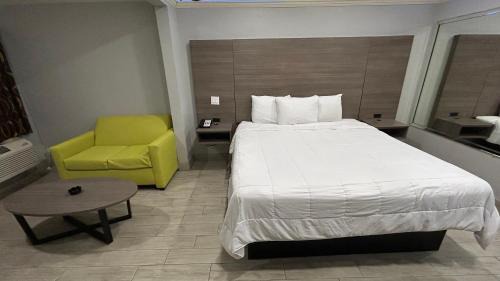 Houston Hotel | Discover Kiwi Inn By OYO: Family-Friendly with Hot Tub Access