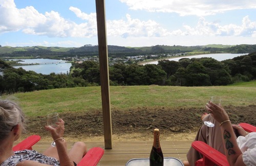 Cable Bay Cabin | Top-Rated Kiwi Scenic Retreat with Family-Friendly Amenities