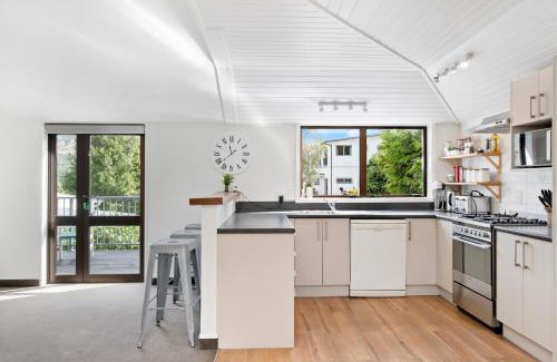 Frankton House | Lakeview Kiwi Home with Large Outdoor Space for Families