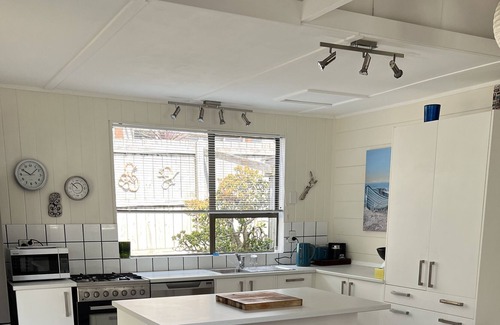 Te Akau Cottage | Kiwiana at Sunset Beach, Port Waikato.