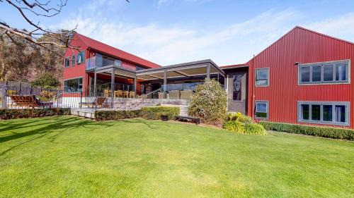Eskdale House | Discover Kiwiesque: 4-Star Haven with Pool & Hot Tub