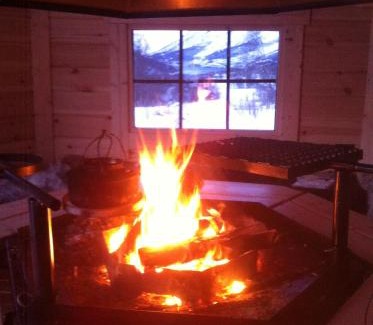 Lyngen House | Guest Rated: Kjelkebakken Gård 2 with Hot Tub & Kitchen
