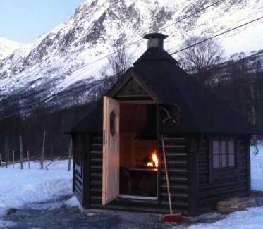 Lyngen House | Guest Rated: Kjelkebakken Gård 2 with Hot Tub & Kitchen