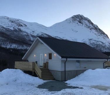Lyngen House | Guest Rated: Kjelkebakken Gård 2 with Hot Tub & Kitchen