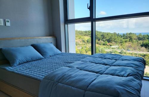 Donghae Apartment | KK Stay: Ocean View Room with Netflix & Hot Tub Access