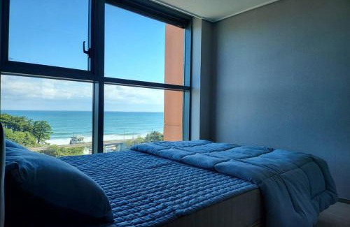 Donghae Apartment | KK Stay: Ocean View Room with Netflix & Hot Tub Access