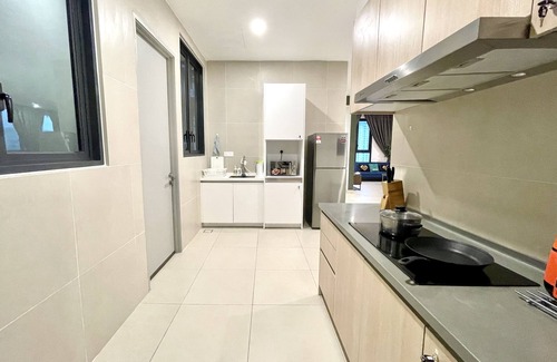 Kampung Kerinchi Apartment | Relax at KL Gateway Premium Residences with Pool & Breakfast