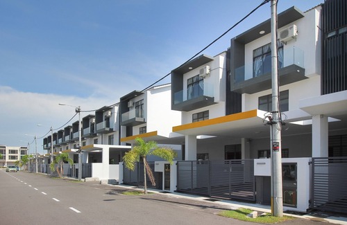Taman Mahajaya House | Perfect House for Aces Group Holiday with Spa & Hot Tub