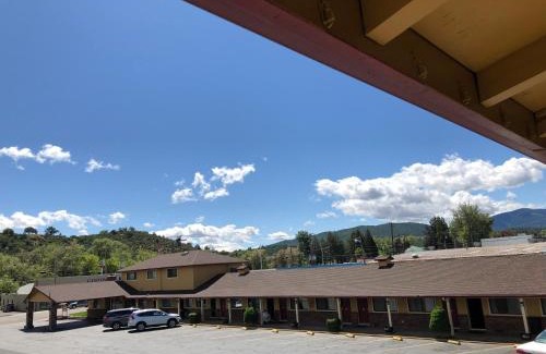 Yreka Hotel | Pet-Friendly Klamath Motor Lodge with Pool & Family Fun