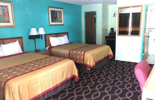 Yreka Hotel | Pet-Friendly Klamath Motor Lodge with Pool & Family Fun