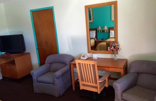 Yreka Hotel | Relax at Klamath Motor Lodge with Pool & Breakfast Included