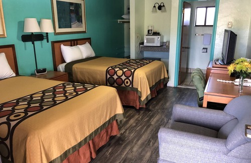 Yreka Hotel | Relax at Klamath Motor Lodge with Pool & Breakfast Included