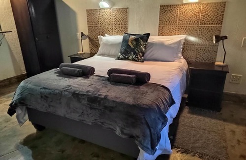 Thorny Bush Game Reserve Apartment | Pet-Friendly Klaserie River Chalets with Breakfast & Kitchen