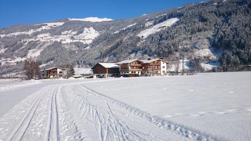 Aschau Im Zillertal House | Discover Klausnerhof: Cozy Retreat with Hot Tub & Breakfast