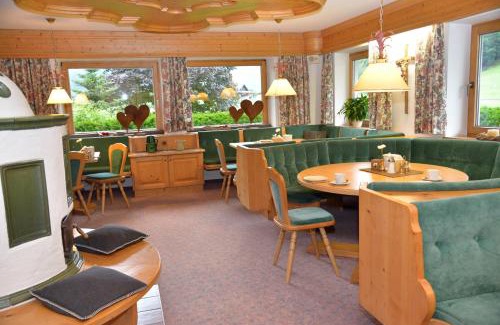 Aschau Im Zillertal House | Discover Klausnerhof: Cozy Retreat with Hot Tub & Breakfast