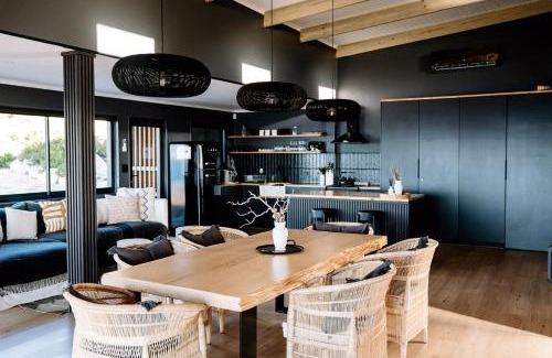 Rooiels House | Elegant Klein-Hangklip: Family-Friendly with Hot Tub