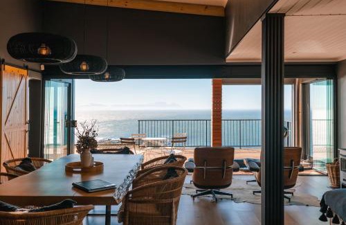 Rooiels House | Elegant Klein-Hangklip: Family-Friendly with Hot Tub