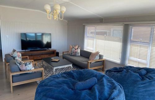 Van Dyks Bay House | Oceanfront Kleinbaai: 4-Star Stay with Great Reviews!