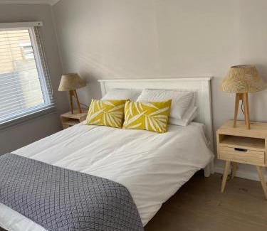 Van Dyks Bay House | Oceanfront Kleinbaai: 4-Star Stay with Great Reviews!