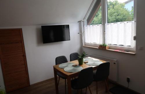 Laudenbach Apartment | Cozy Rooftop Apartment - Guest Rated 9.4, Family-Friendly