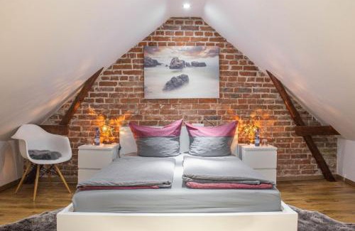 Hildesheim District Apartment | Cozy Garden Retreat with Pool and Ocean Views