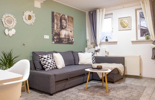 Hildesheim District Apartment | Cozy Garden Retreat with Pool and Ocean Views