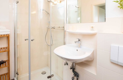 Neuensien Apartment | Kleines Doppelzimmer - Ferienzimmer und -wohnungen mit Seeblick