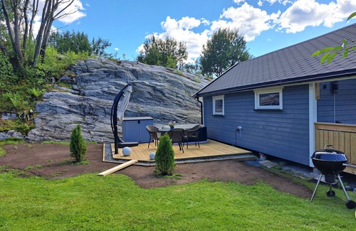 Afjord House | Budget-Friendly Retreat at Kleines Haus am Fjord