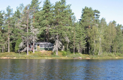 Torsby House | Idyllic Lakefront Retreat at Stöpsjön with Breakfast Amenities