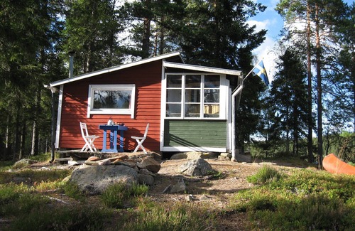 Torsby House | Idyllic Lakefront Retreat at Stöpsjön with Breakfast Amenities