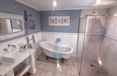 De Kelders Bed & Breakfast | Oceanfront Kleinzee Guesthouse with Breakfast & Family Amenities
