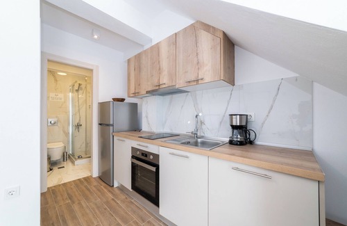 Ofrinion Villa | Comfortable Two Bedroom Loft with Pool Access in Kleoniki