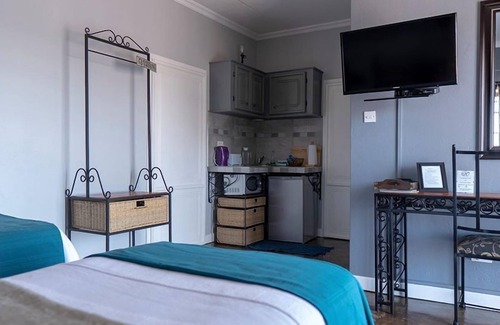 Ramotswa House | Welcoming Kleynhans Home: Pool, Breakfast & Family Friendly