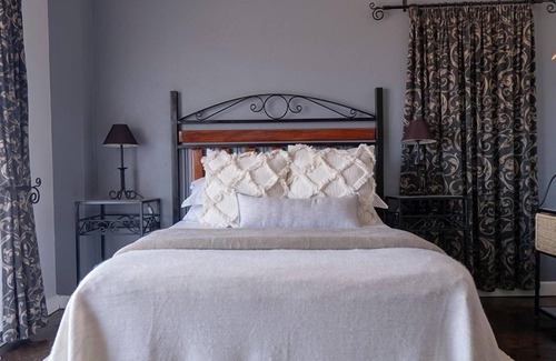 Ramotswa House | Welcoming Kleynhans Home: Pool, Breakfast & Family Friendly