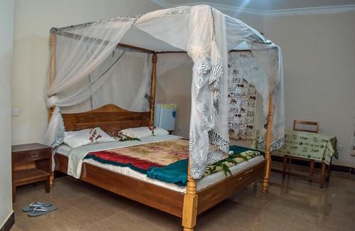 Karatu Hotel | Relaxing Stay at KLH Rest House with Hot Tub & Breakfast