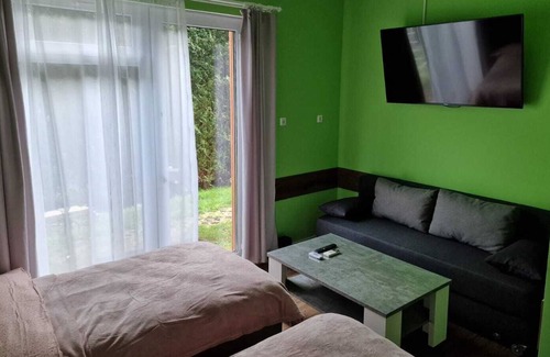 Hueckelhoven Apartment | Klimatisierte Nichtraucherzimmern mit Terrasse, Tische mit Stüllen und Grill